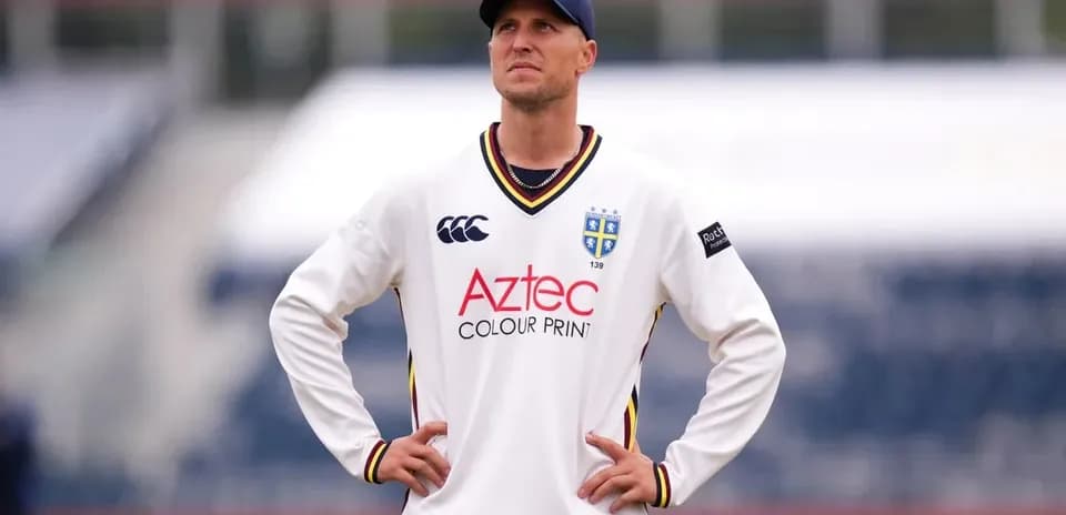 Joueur de cricket en tenue regardant le terrain