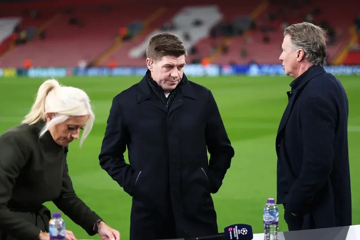 Trois personnes discutant sur le terrain de football