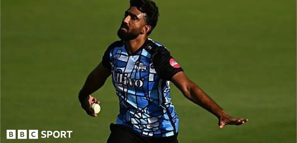 Joueur de cricket lançant une balle sur le terrain