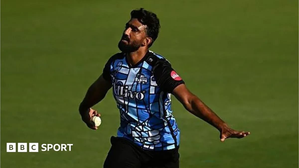 Joueur de cricket lançant une balle sur le terrain