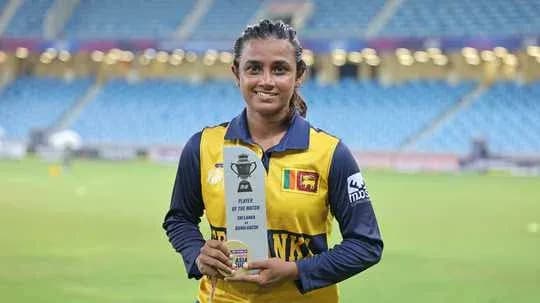 Joueuse sri-lankaise avec trophée de meilleure joueuse