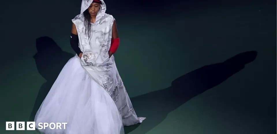 Naomi Osaka portant une tenue originale sur scène