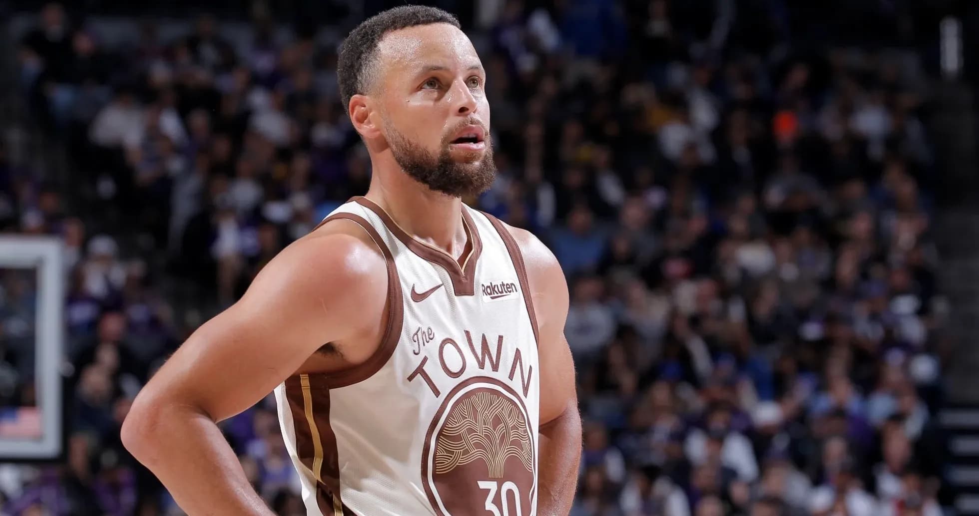 Joueur en tenue de basketball sur le terrain
