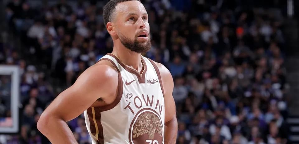 Joueur en tenue de basketball sur le terrain