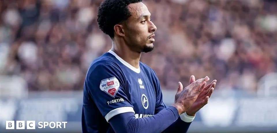 Joueur applaudissant sur le terrain lors du match