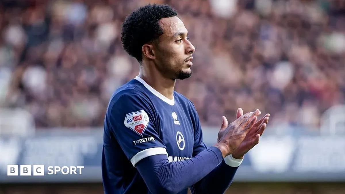 Joueur applaudissant sur le terrain lors du match