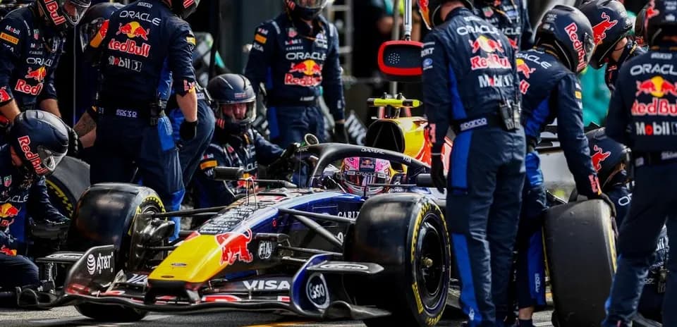 Équipe Red Bull en train de changer les pneus en box