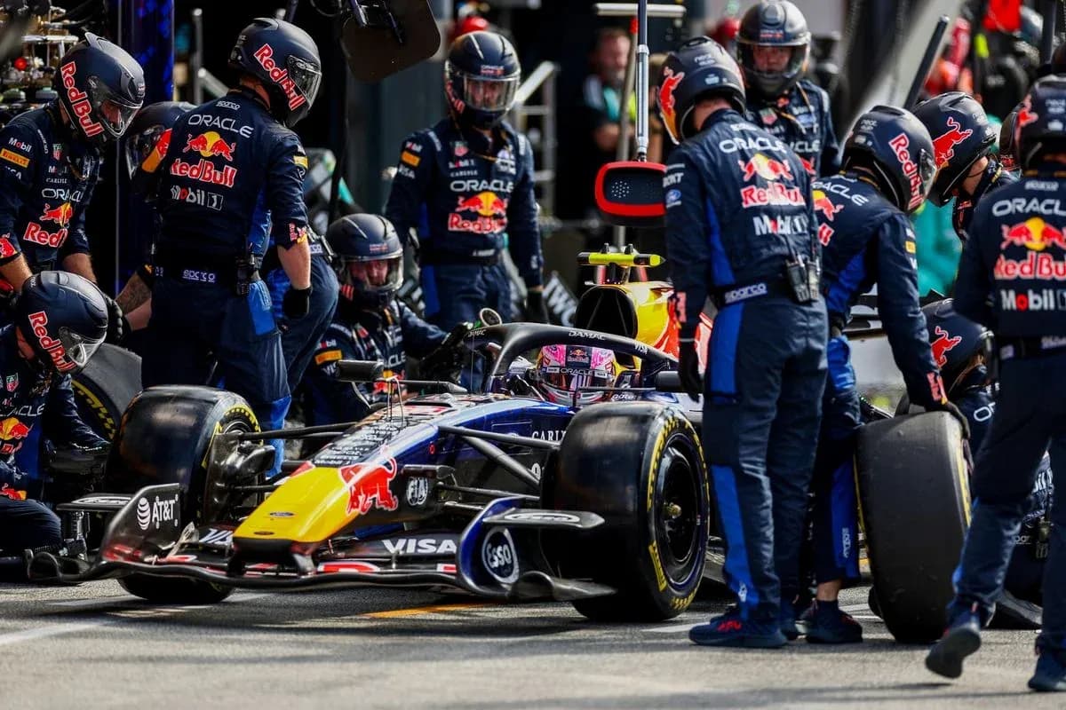 Équipe Red Bull en train de changer les pneus en box
