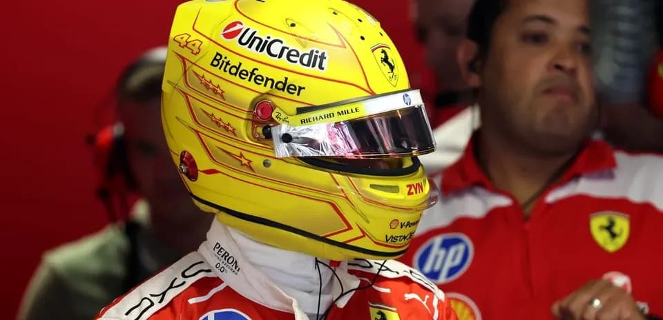 Pilote en combinaison Ferrari avec casque jaune