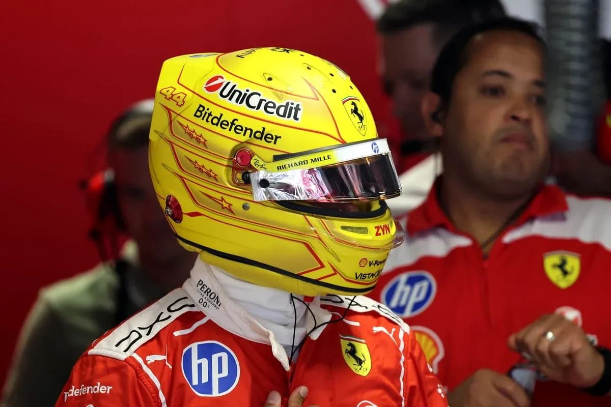 Pilote en combinaison Ferrari avec casque jaune