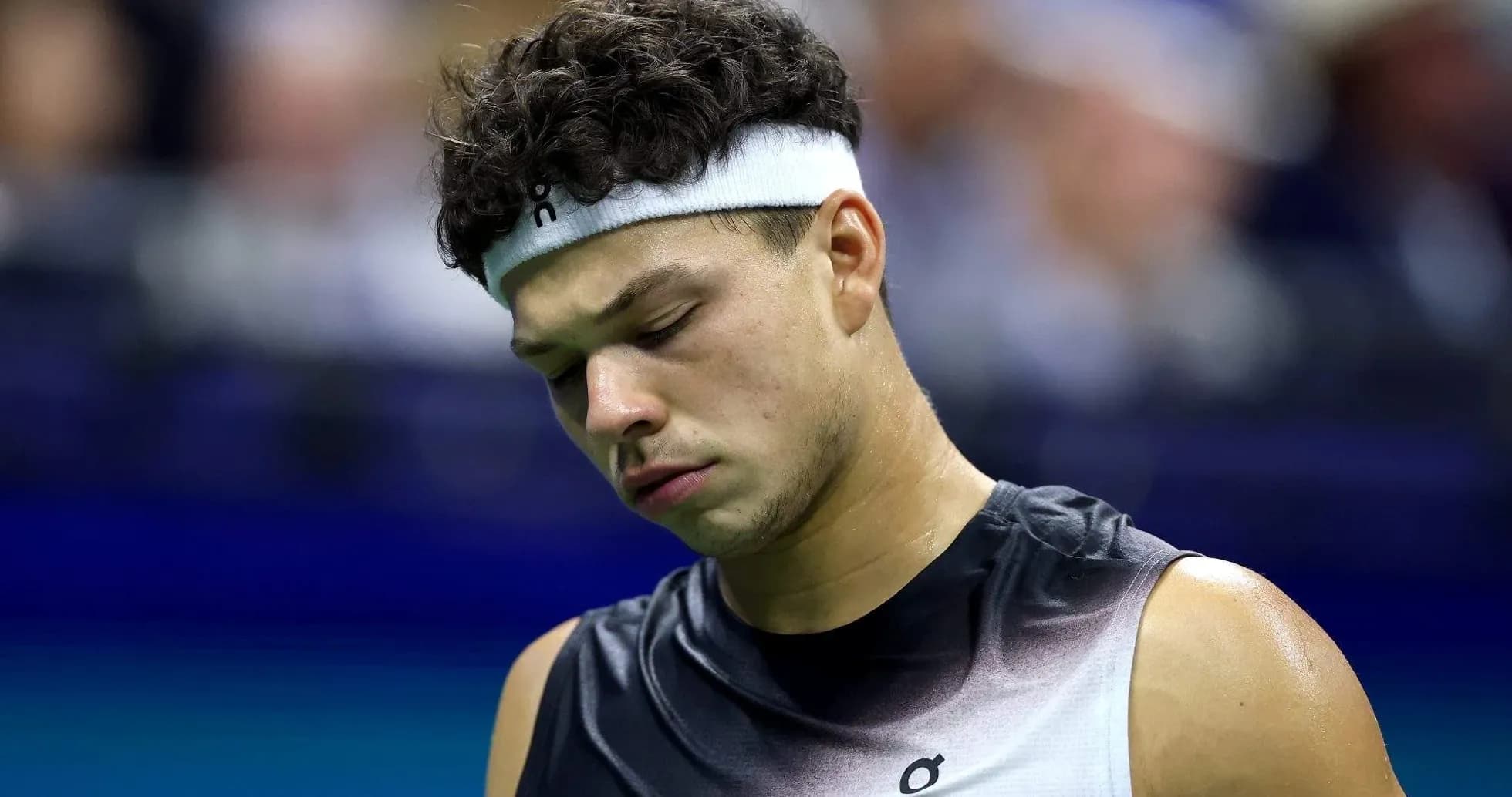 Joueur de tennis regardant le sol après un point