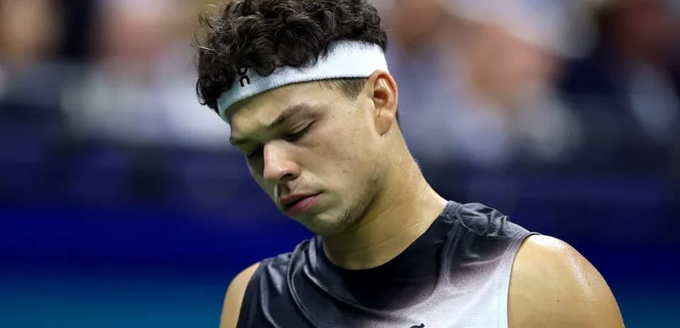 Joueur de tennis regardant le sol après un point
