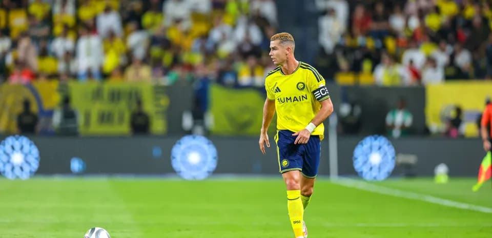 Joueur de football en action sur le terrain