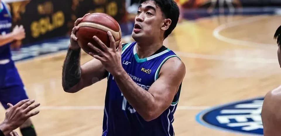 Joueur de basket-ball tirant au panier pendant un match