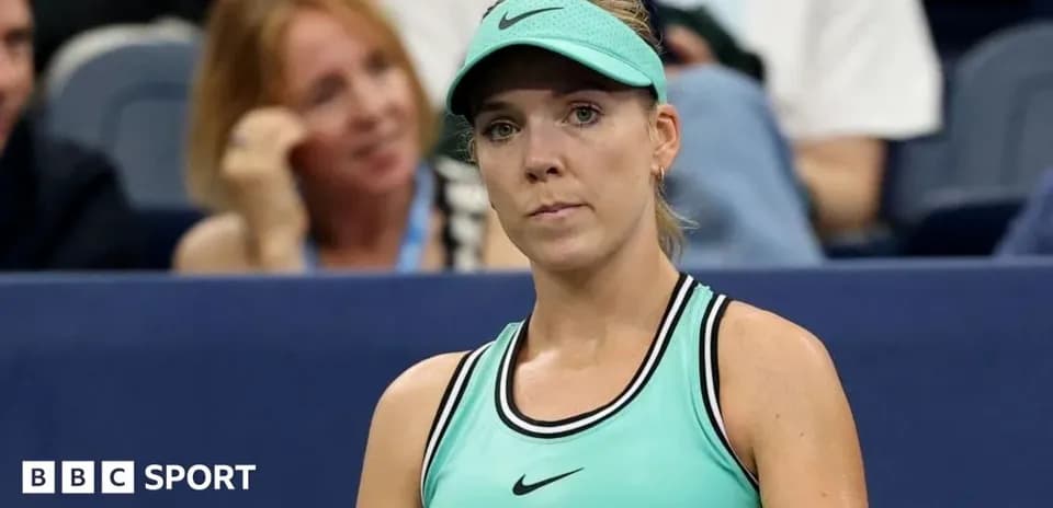 Joueuse de tennis en tenue verte sur le court