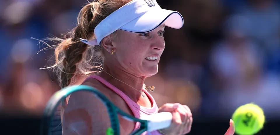 Joueuse de tennis frappant la balle au service