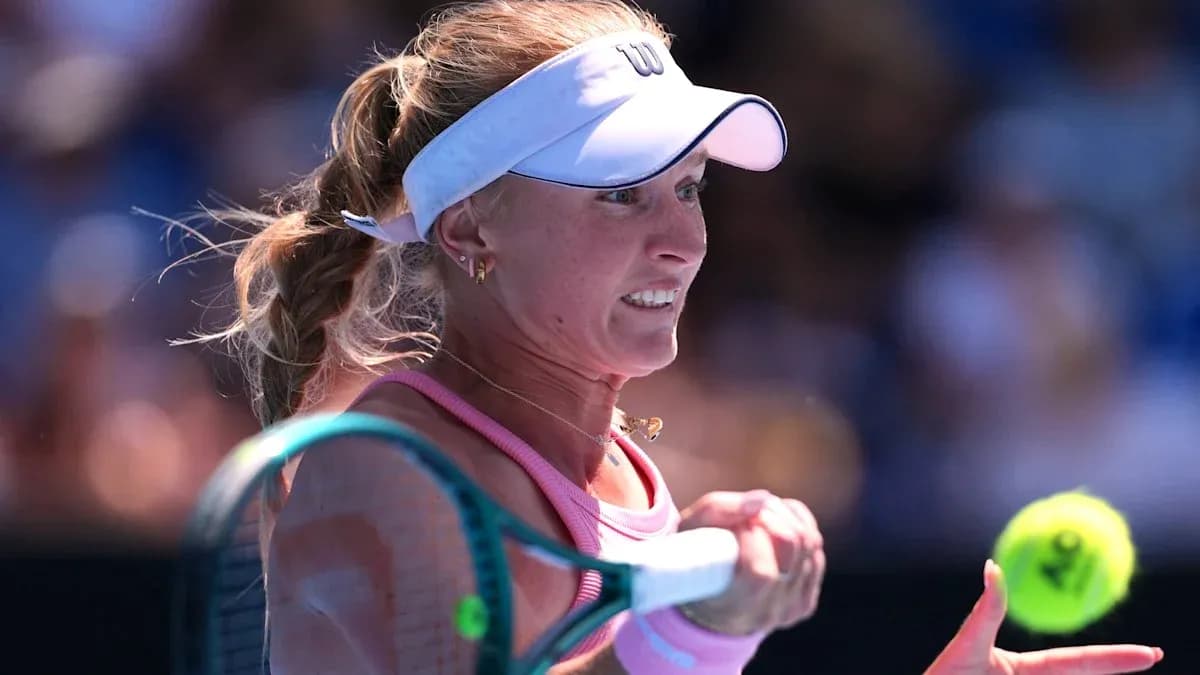 Joueuse de tennis frappant la balle au service