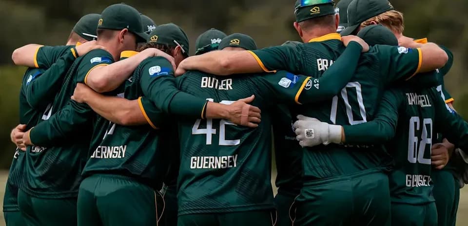 Équipe de cricket de Guernesey en cercle avant le match