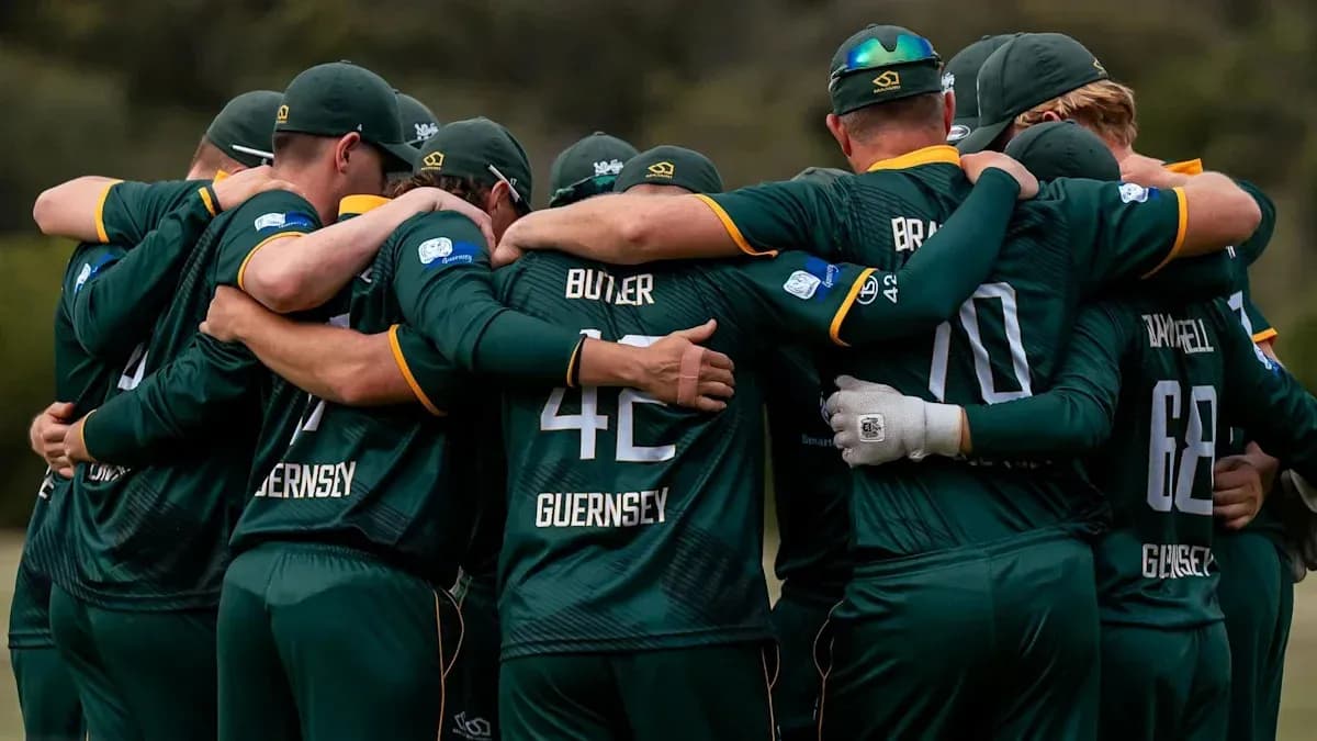 Équipe de cricket de Guernesey en cercle avant le match