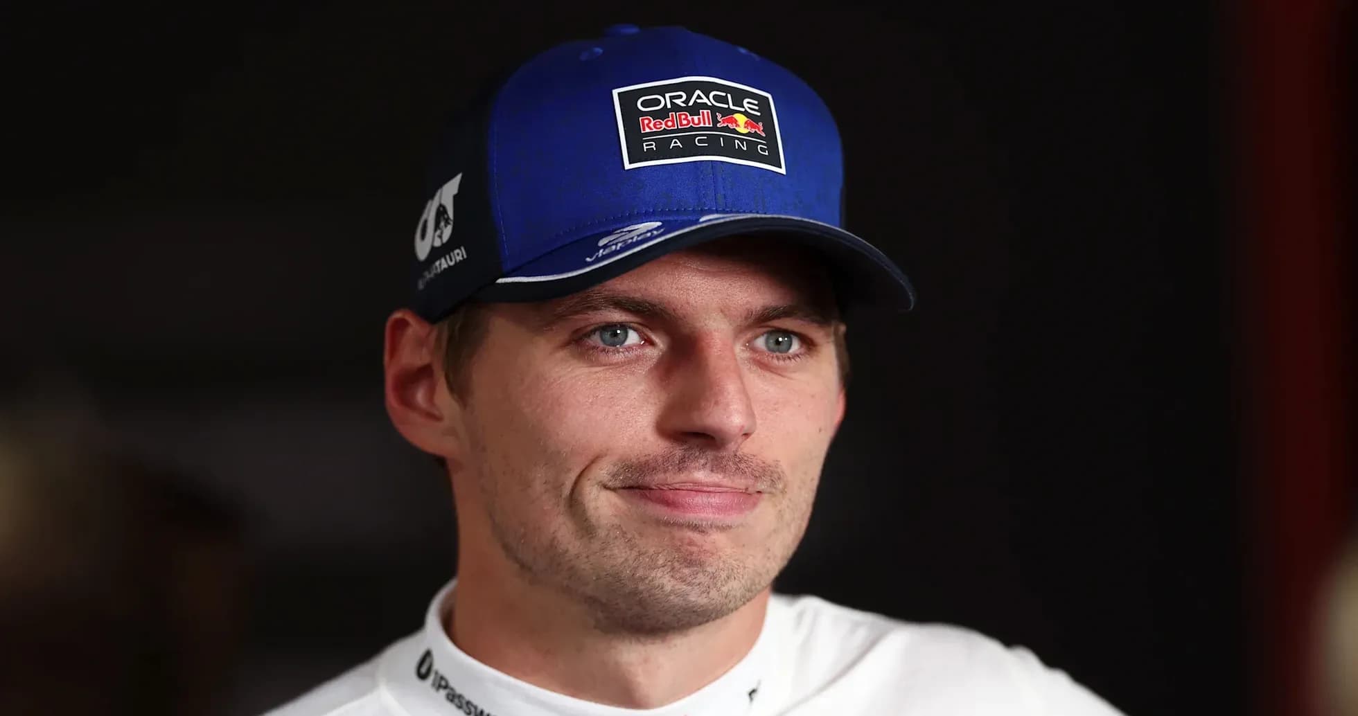 Pilote de Formule 1 portant une casquette de l'équipe