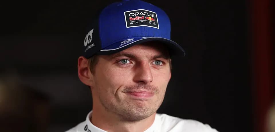 Pilote de Formule 1 portant une casquette de l'équipe