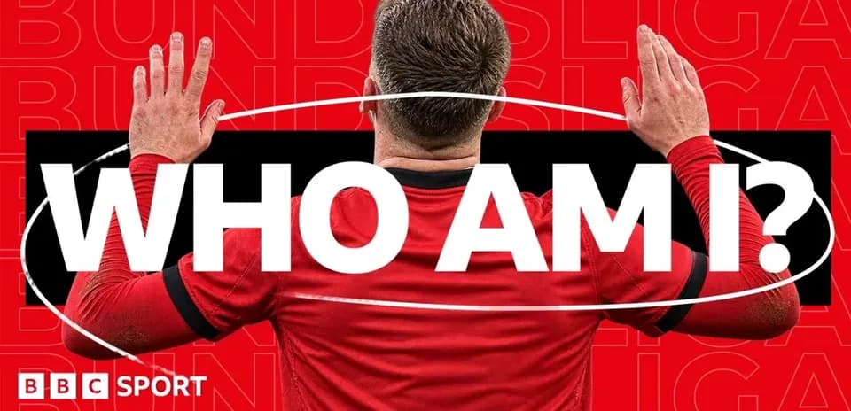 Joueur de football en maillot rouge avec les mains levées