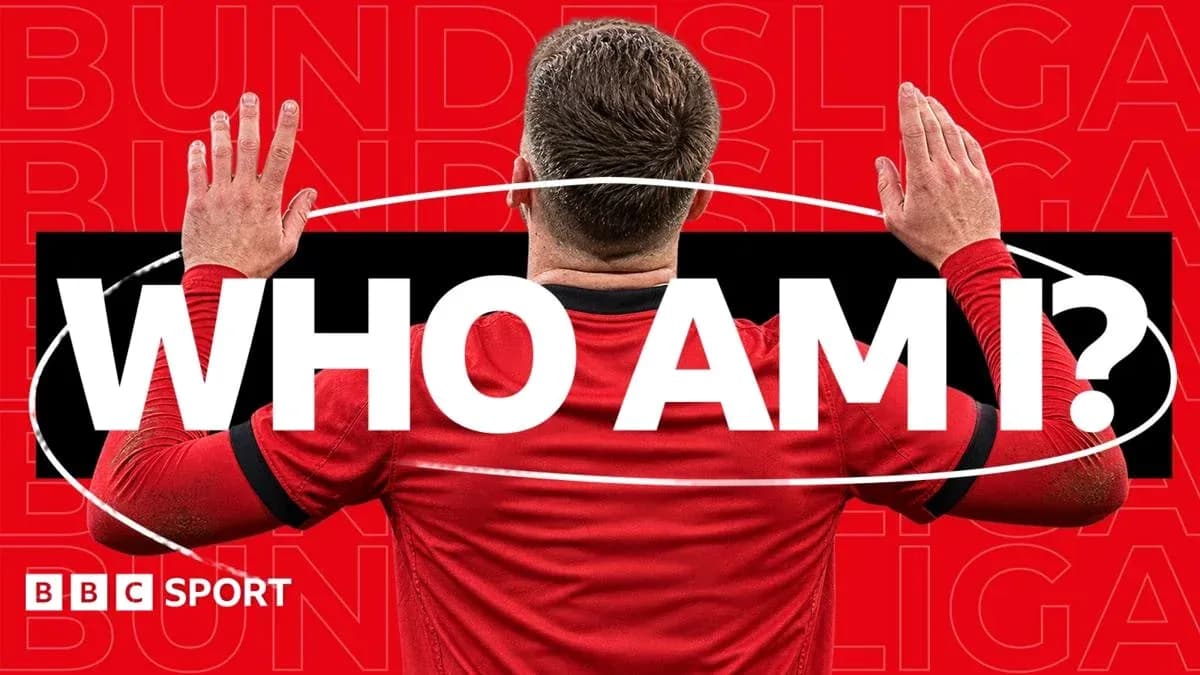 Joueur de football en maillot rouge avec les mains levées