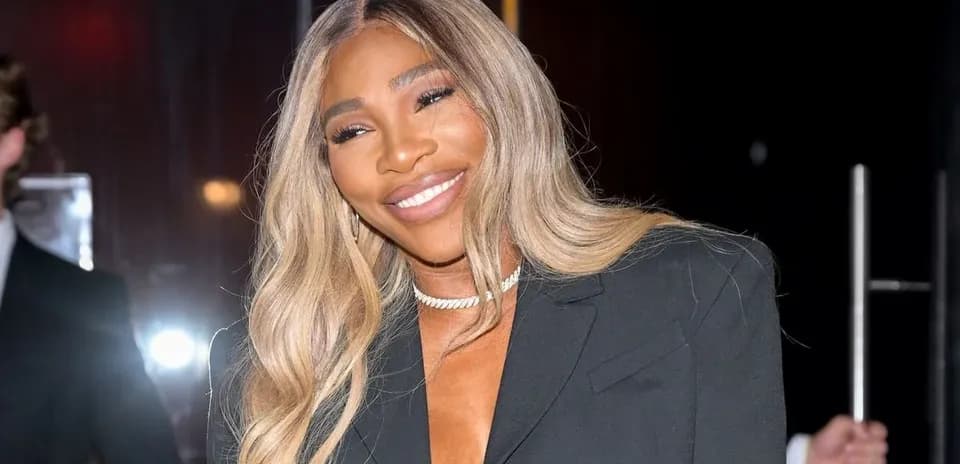Femme souriante en tenue élégante à un événement