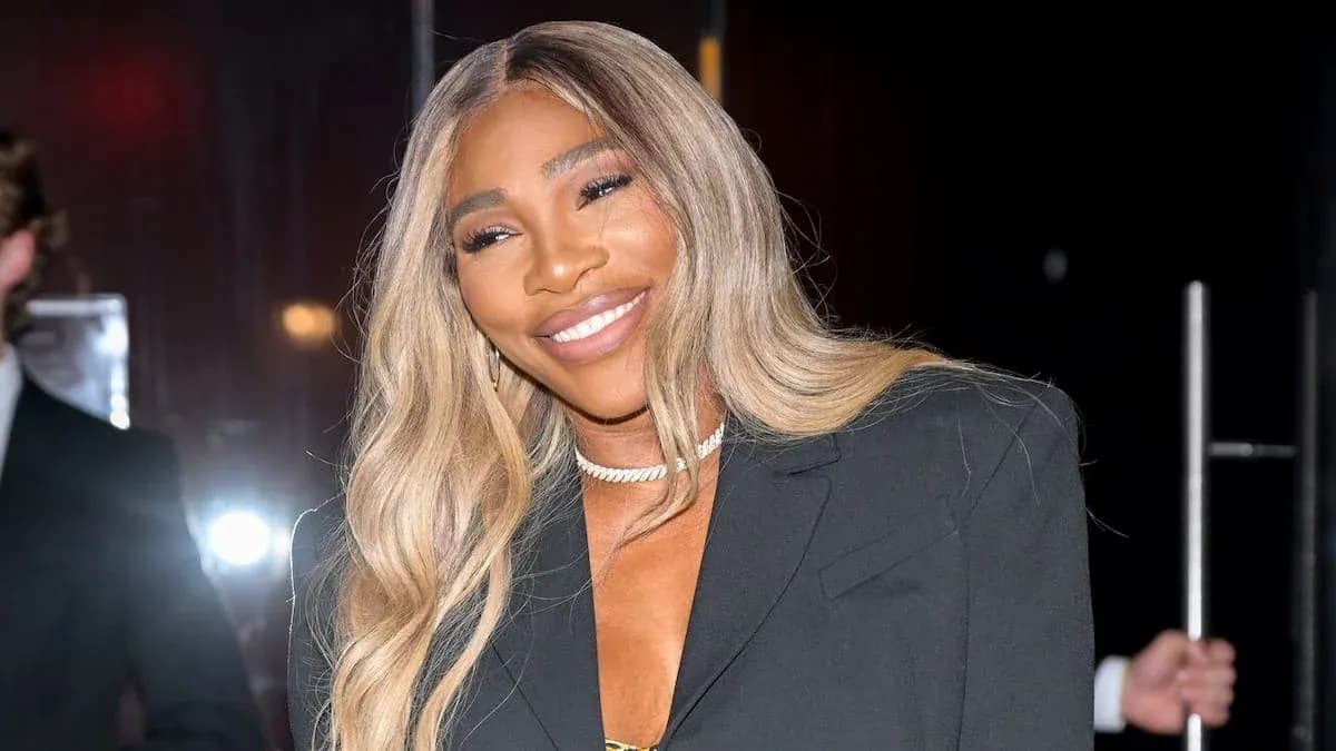 Femme souriante en tenue élégante à un événement