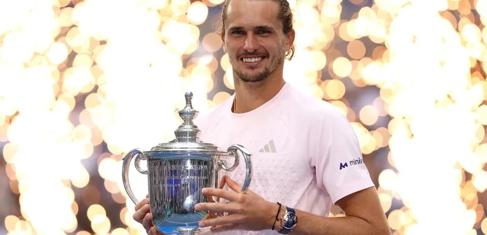 Joueur tenant le trophée du tournoi de tennis
