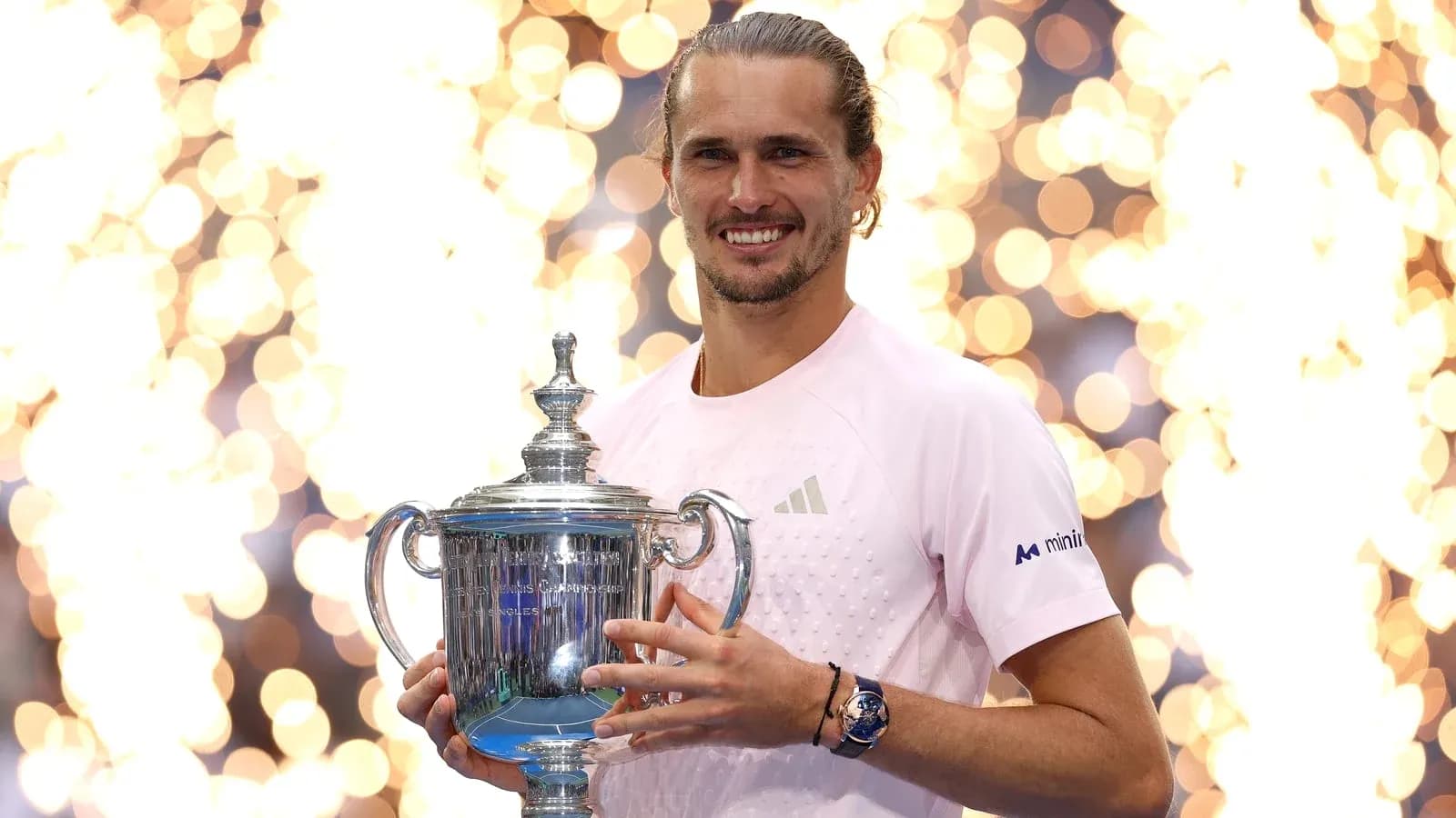 Joueur tenant le trophée du tournoi de tennis
