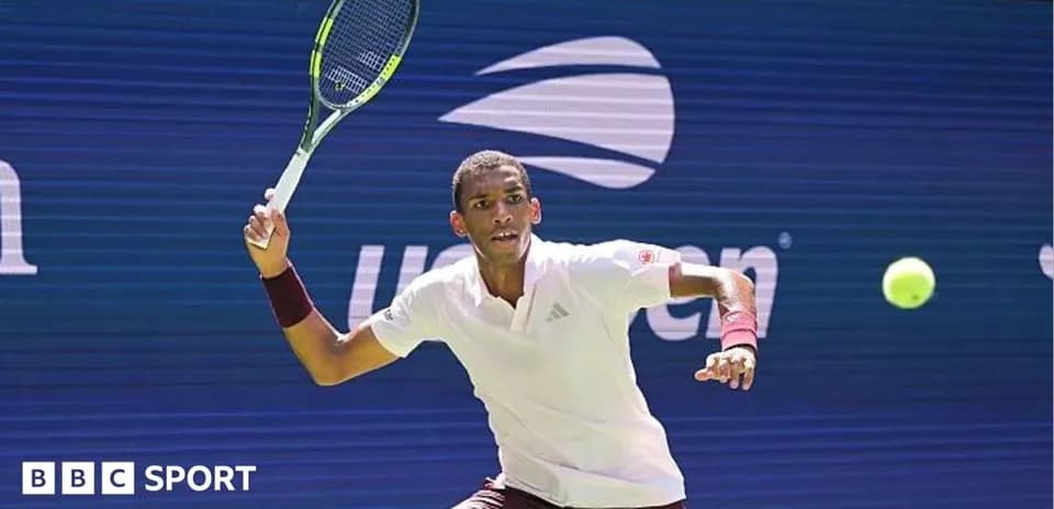 Joueur frappant une balle de tennis sur le court