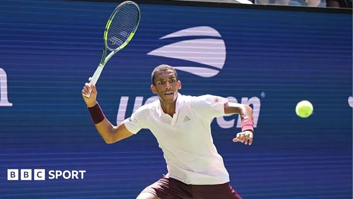 Joueur frappant une balle de tennis sur le court