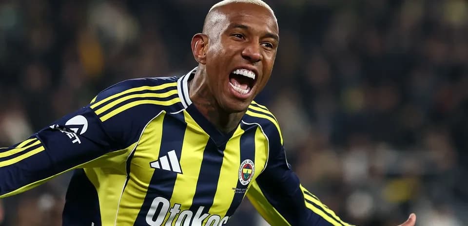 Joueur de Fenerbahçe célébrant un but