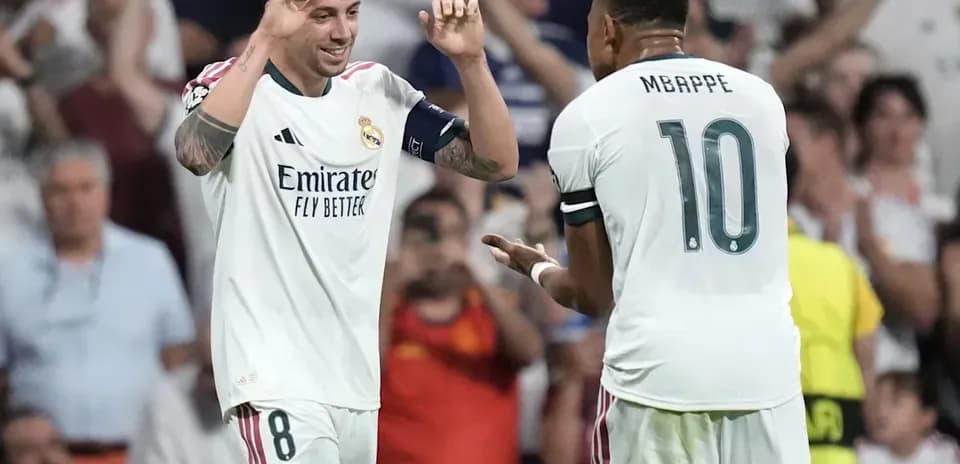 Joueurs de Real Madrid célébrant un but ensemble