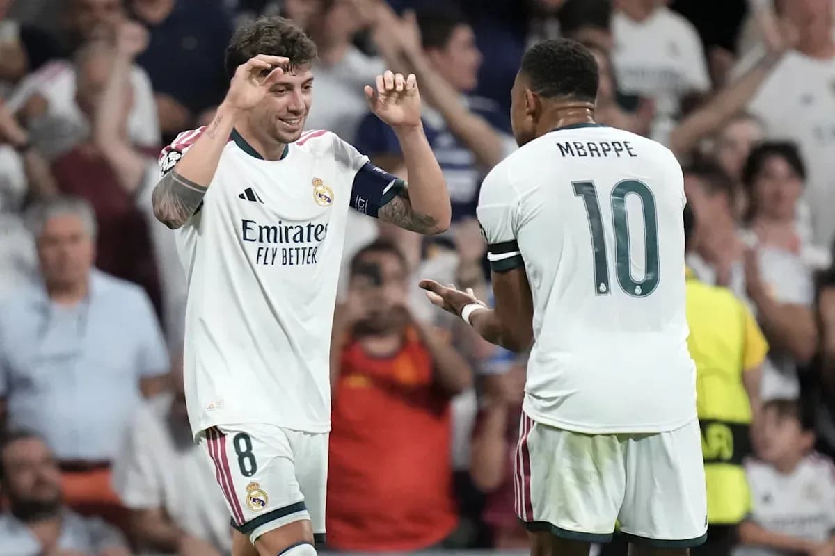 Joueurs de Real Madrid célébrant un but ensemble
