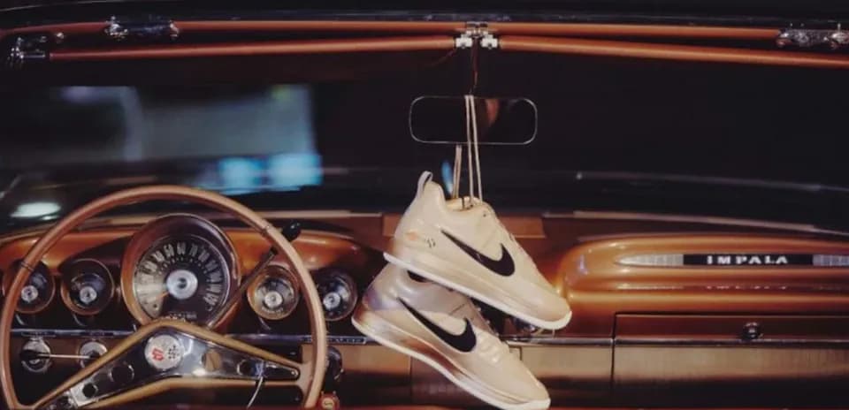 Chaussures Nike suspendues dans une voiture classique