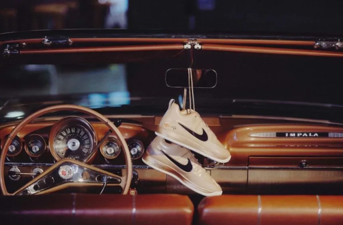 Chaussures Nike suspendues dans une voiture classique