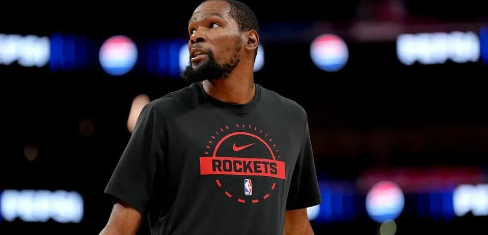 Joueur en tenue des Rockets lors d'un échauffement