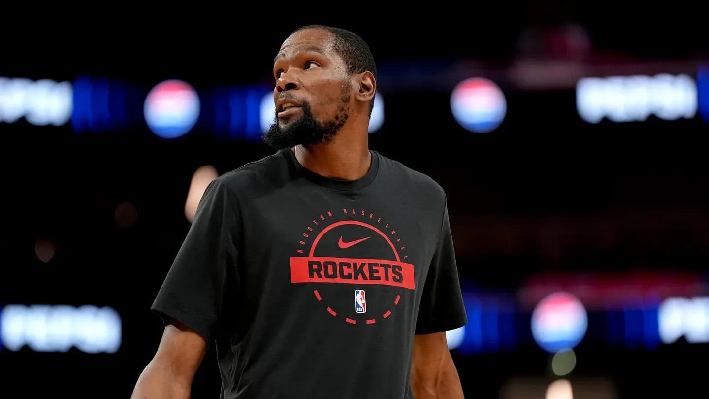 Joueur en tenue des Rockets lors d'un échauffement