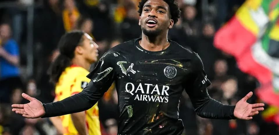 Joueur célébrant un but avec un maillot noir