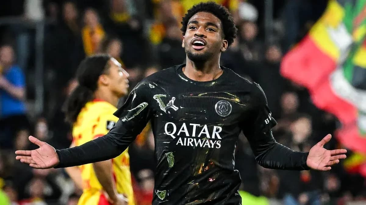 Joueur célébrant un but avec un maillot noir