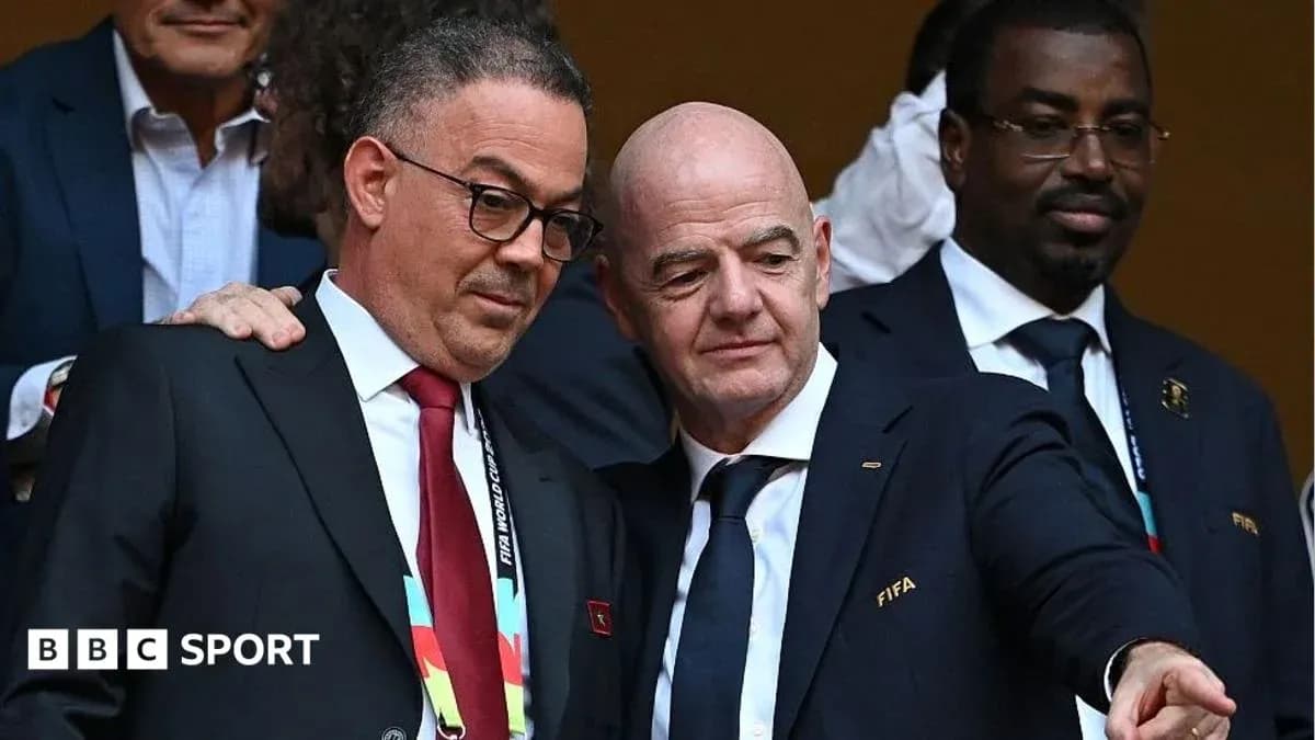 Deux dirigeants discutant lors d'un événement sportif