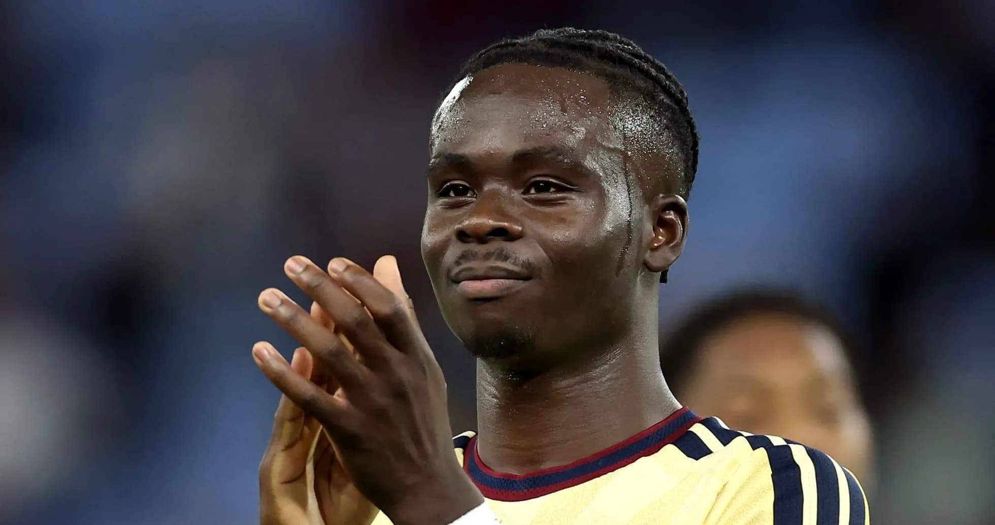 Joueur applaudissant après le match sur le terrain