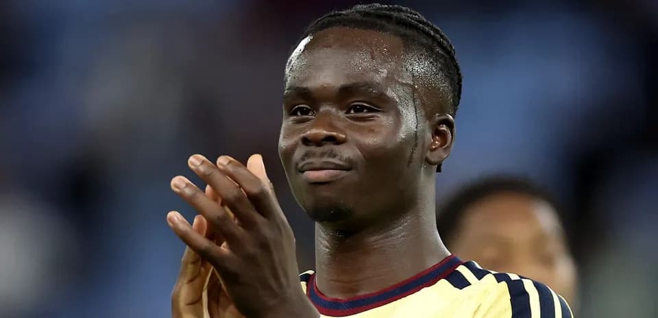 Joueur applaudissant après le match sur le terrain