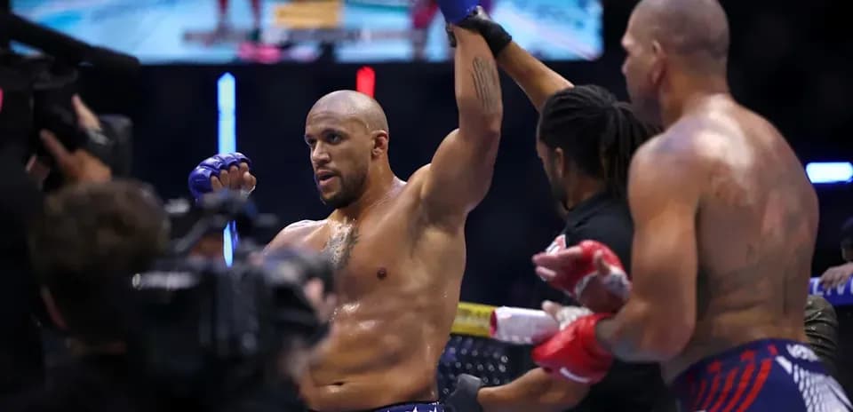L'athlète levant les bras après sa victoire en MMA