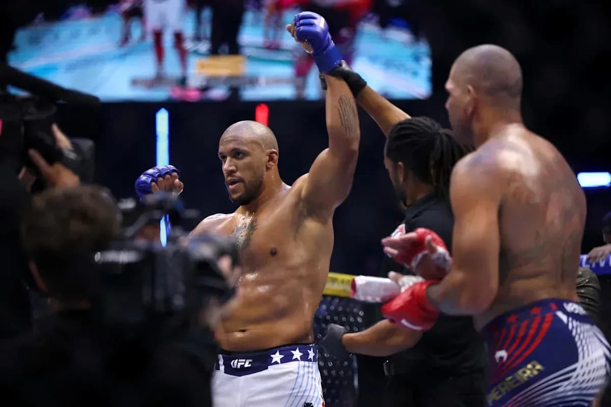 L'athlète levant les bras après sa victoire en MMA
