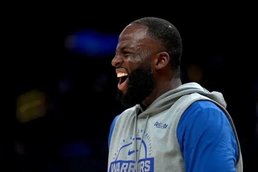Joueur des Warriors souriant pendant l'échauffement Joueur des Warriors souriant pendant l'échauffement