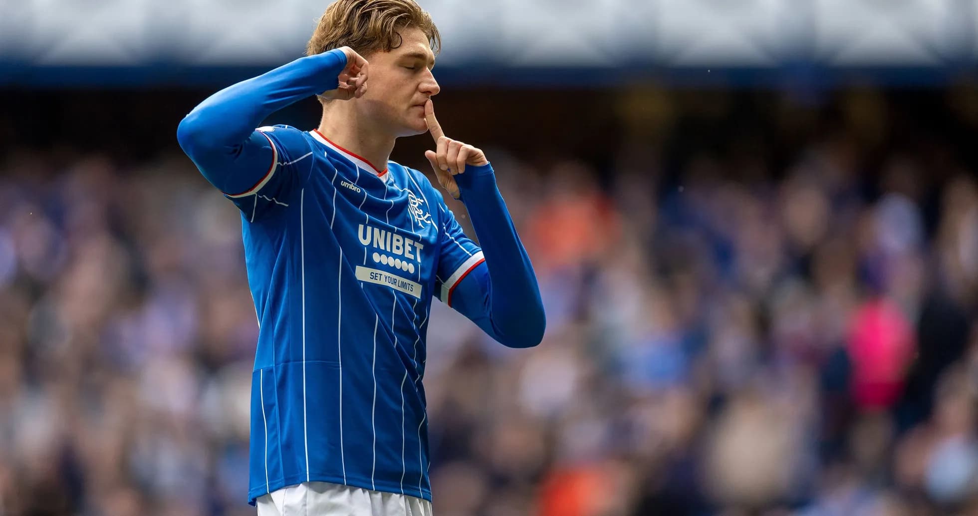 Joueur de Rangers célébrant avec un geste de silence Joueur de Rangers célébrant avec un geste de silence