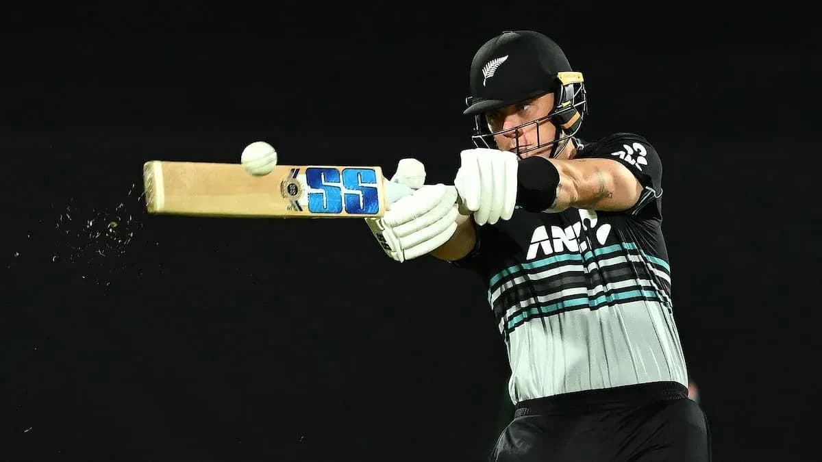 Joueur de cricket frappant la balle avec une batte Joueur de cricket frappant la balle avec une batte